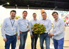 Jasper Heemskerk, Niels Steenvoorde, Tim Grosscirt, George Kester en Karel Peterse met de Glazentulp winnaar. Geteeld door Van der Lugt Lisianthus.